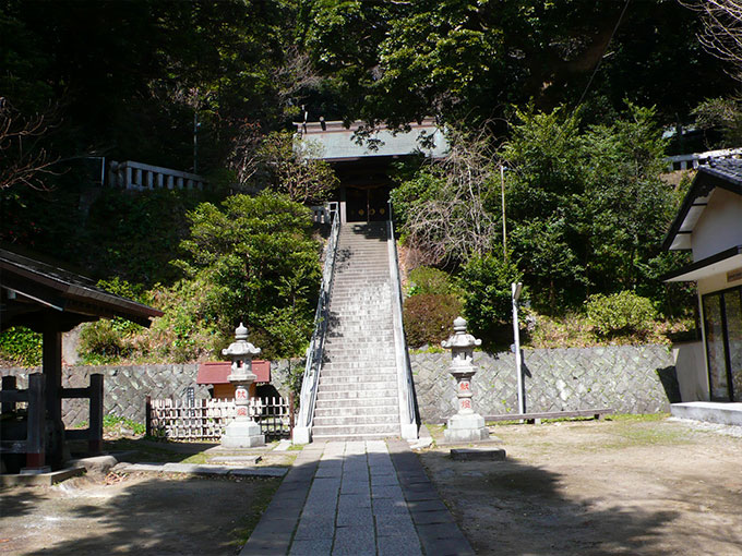 甘縄神社の境内