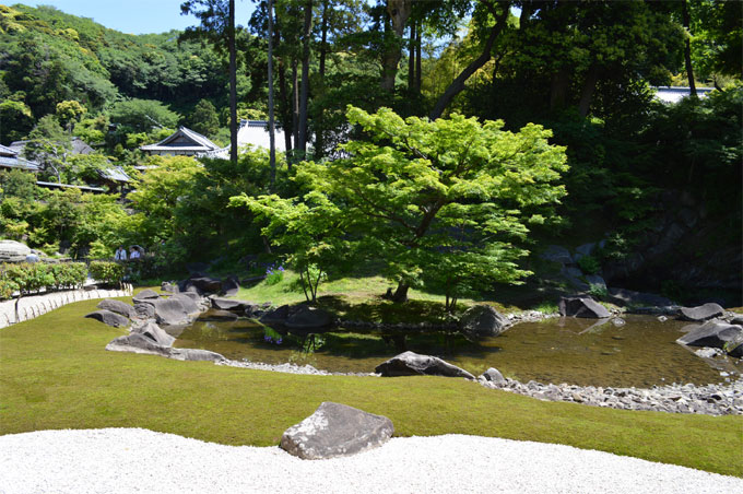 方丈の心字池のある美しい庭園