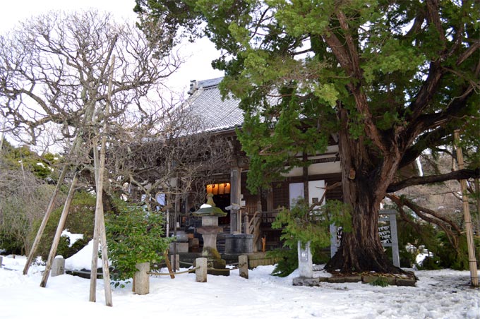 雪化粧の宝戒寺。