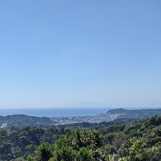 から鎌倉市街と相模湾を見下ろす 天園ハイキングコース